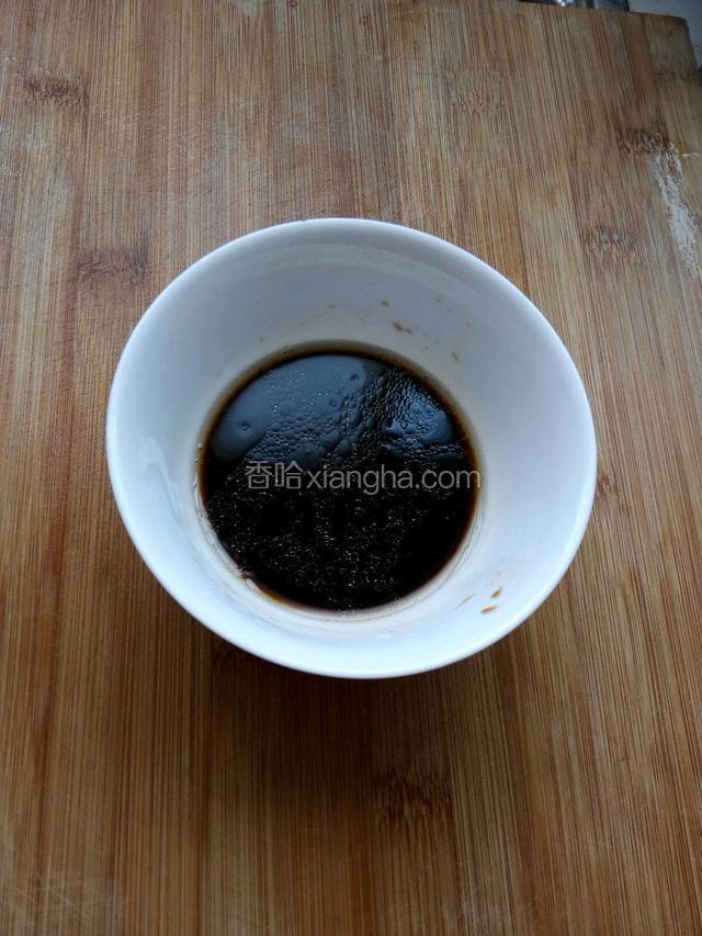 在小碗里倒入适量醋、香油，加入适量盐和水淀粉调匀。