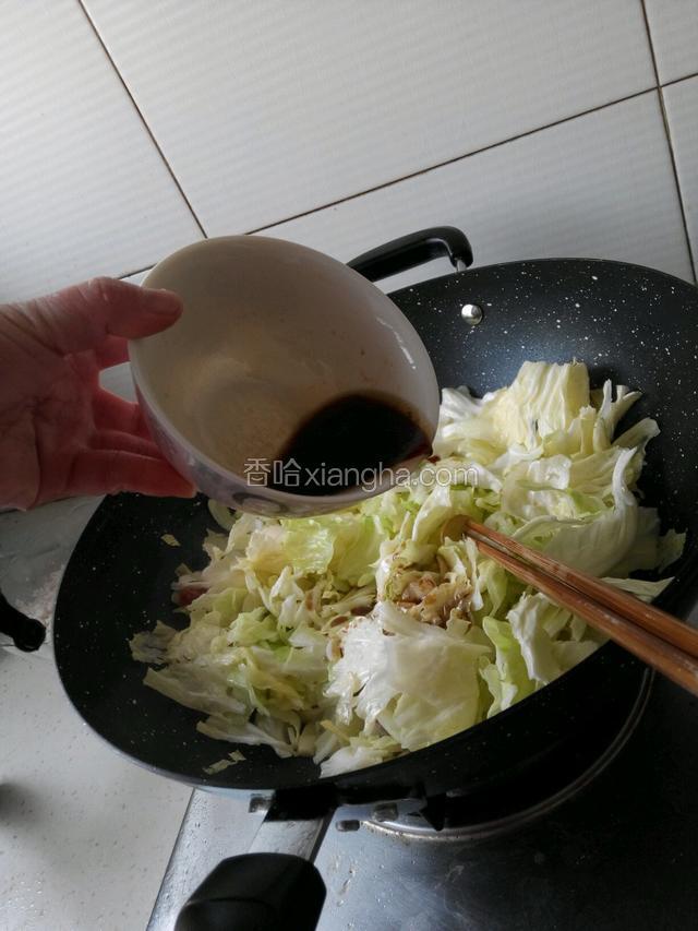 把调好的汁倒入煸炒。