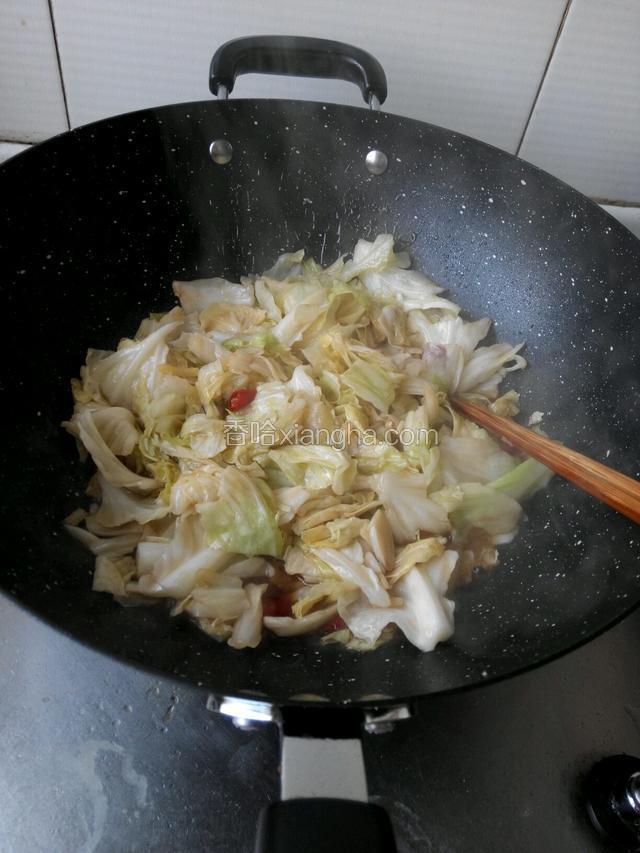 煸炒片刻即可出锅装盘。