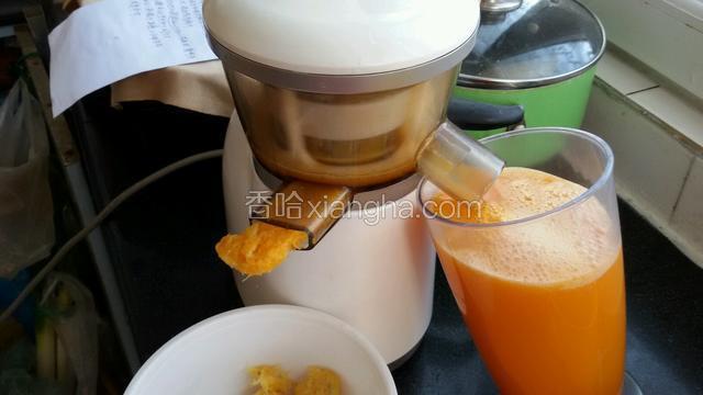 把橘子肉用榨汁机，榨出橘子汁备用。