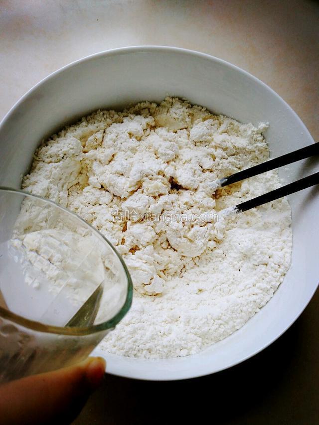用一杯温水和面