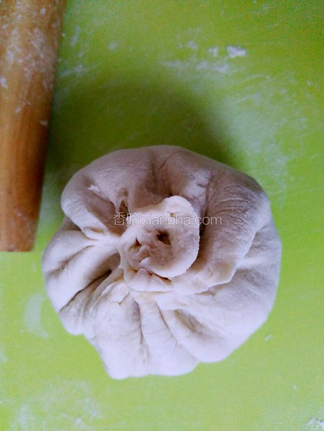 捏合边缘，像包包子一样，捏紧