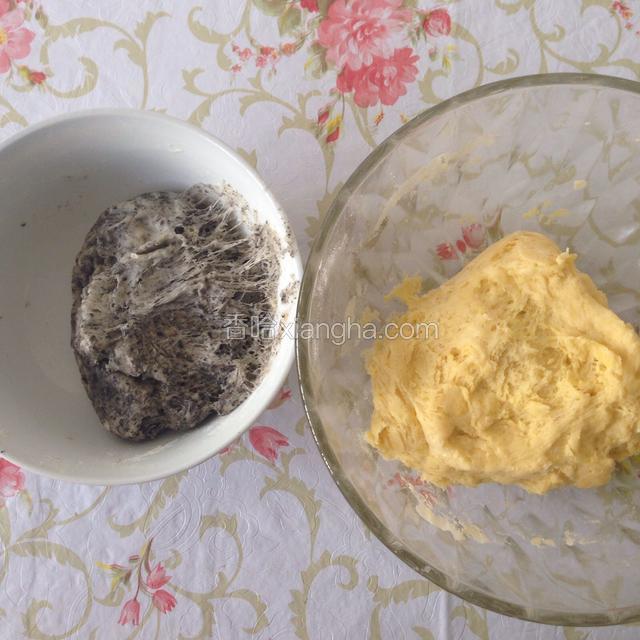 拨开面团，里面成蜂窝状，已经发酵好了
