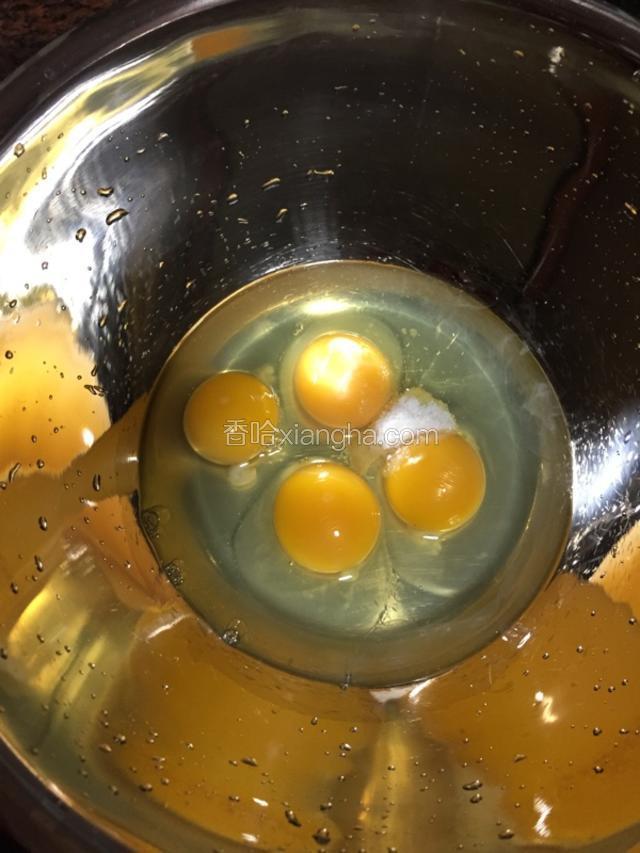 鸡蛋加盐打散