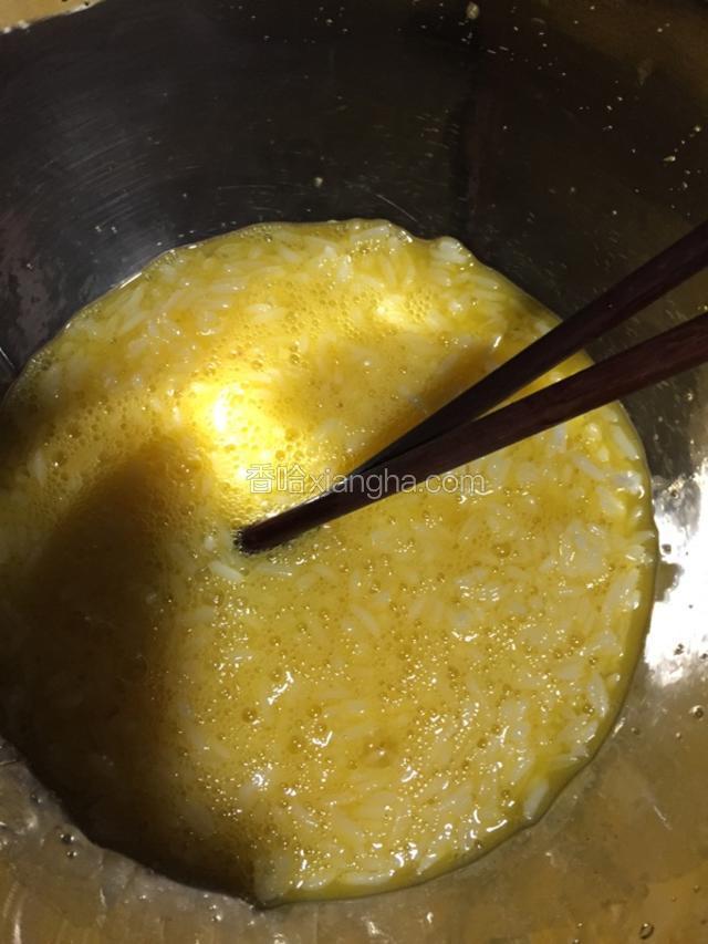 冷饭倒入蛋液中搅拌均匀