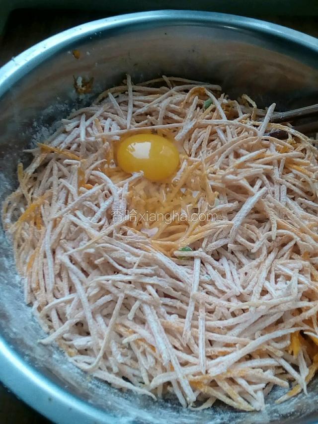 加入葱末，面粉鸡蛋搅拌均匀。
