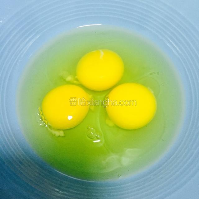 将鸡蛋打入碗中