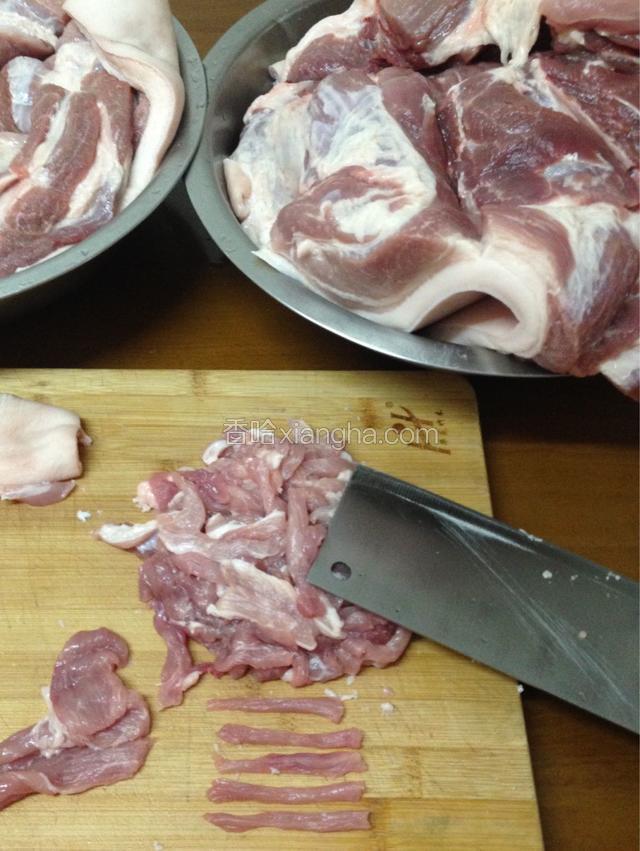猪肉洗净去皮，切成筷子粗细的肉丝。
(我是把肥肉和瘦肉分开切的，我家是按肥瘦比2:8来做香肠的，分开切可以准确的掌握肥肉的数量，这样灌香肠的时候每一根香肠里的肥瘦比可以比较均匀)