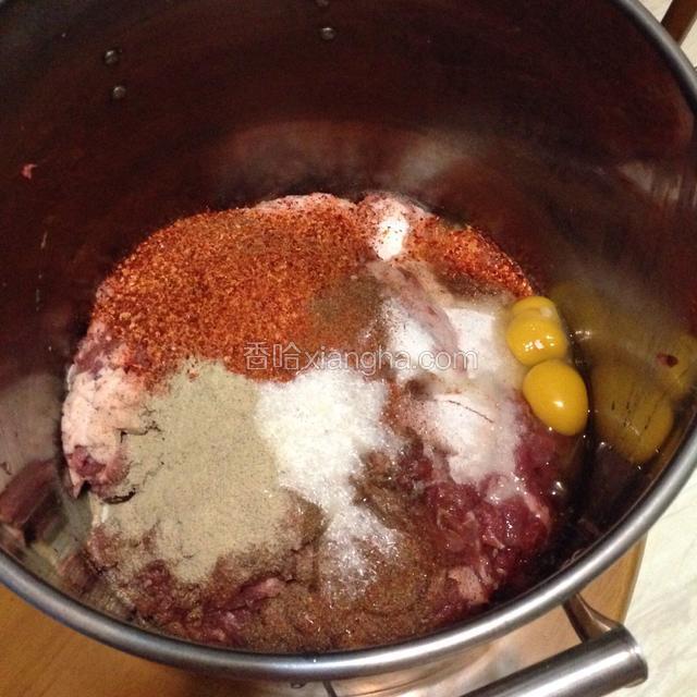 把配方里所有的调味料，加进切好的肉里。
(辣椒粉和花椒粉我都是自己打磨的，这样可以保证品质)