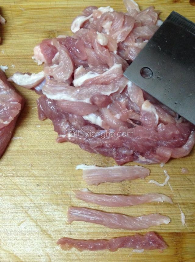 猪肉去皮，切成筷子粗细的肉丝。
(我是把肥肉和瘦肉分开切的，我家是按肥瘦比2:8来做香肠的，分开切可以准确的掌握肥肉的数量，这样灌香肠的时候每一根香肠里的肥瘦比可以比较均匀)