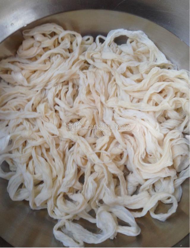 洗干净的肠衣用温水泡一会儿。
(这么多肠衣可以灌100斤香肠。)
因为我家每次灌的比较多，同时灌麻辣的和不辣的两种，所以一次把肠衣清洗干净备用。
