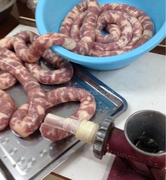 因为灌香肠用的肠衣不是笔直的，它带有一定的弧度，
所以手工灌香肠的时候一边灌肉，一边需要把灌好的肠衣理顺了。不要让香肠缠绕在一起。