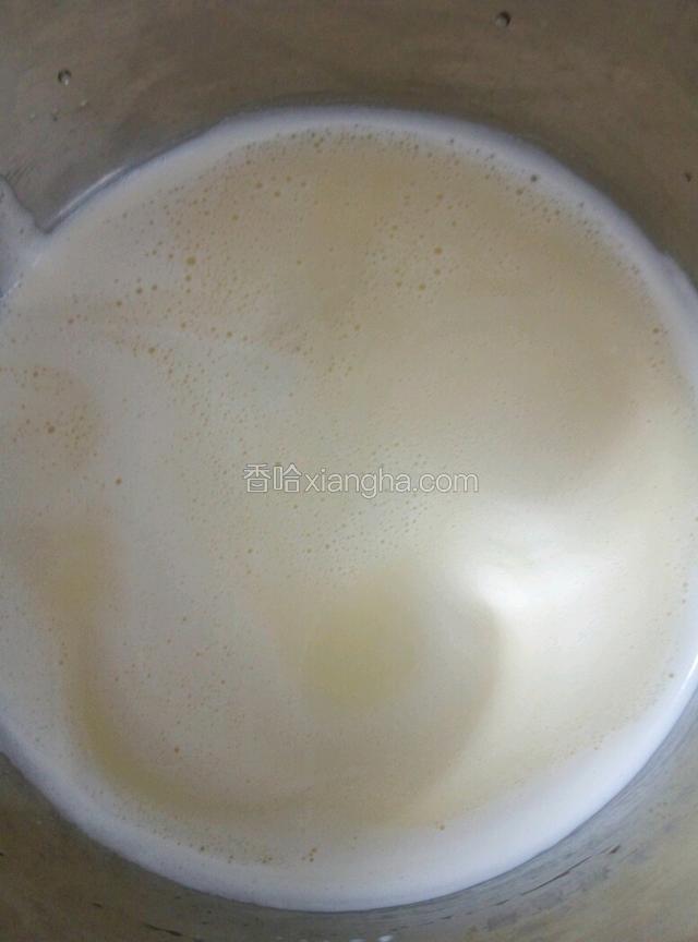 这时就可以开火煮豆浆了，豆浆煮沸腾之后关小火加入白糖煮，（白糖要根据自己喜欢的甜度去加）加糖后再煮个十分钟就可以关火了
