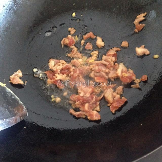 少许油下锅，放入瘦肉偏炒片刻
