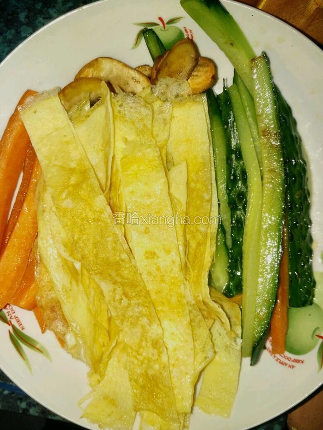 蛋液摊完将蛋饼切成条备用