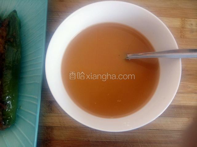 调勾芡芡汁，玉米淀粉加清水加鸡精加两滴老抽一点盐淋花生油入锅勾芡，勾好的芡汁浇到肉酿尖椒上