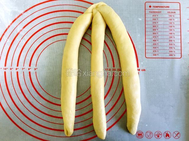 另外两个小面团也同样卷成条状。头部相接。
