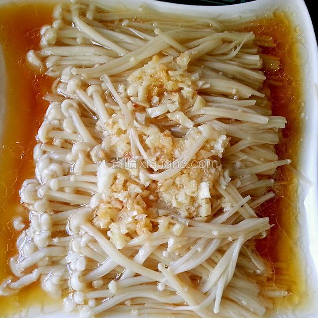 将汁水倒出，在汁水中加入味极鲜和糖，麻油，调好味道，再倒回金针菇盘子里面。
