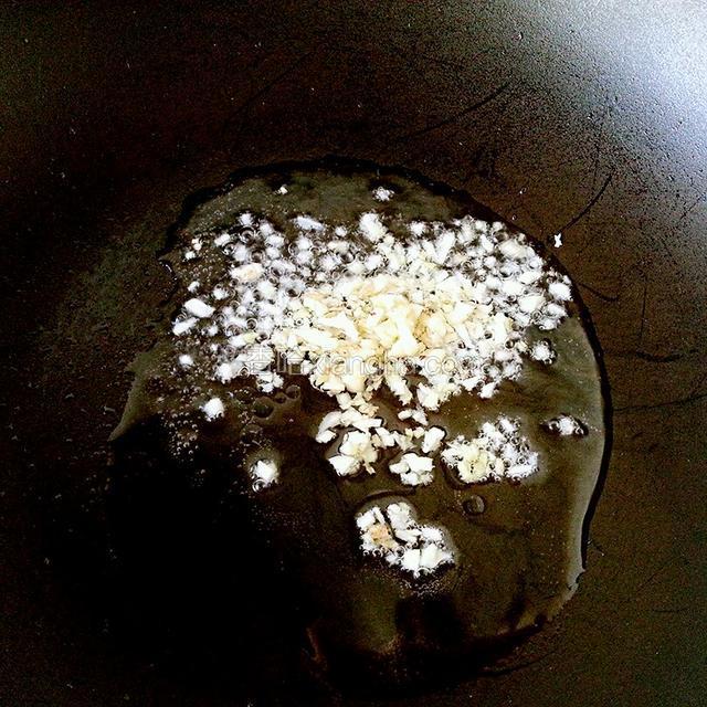炒锅上火，倒入食用油烧热，煸香姜蒜末。