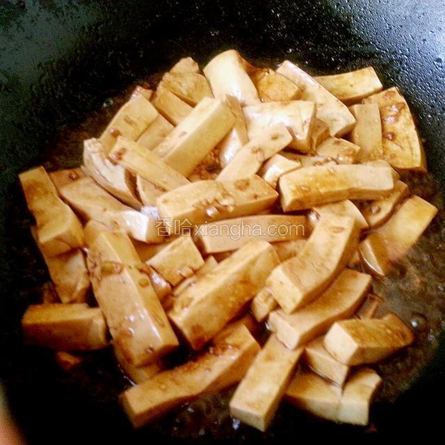  放入面酱 料酒 豆腐 味极鲜翻炒均匀。
