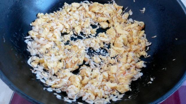 再把虾皮倒入鸡蛋中翻炒均匀，盛出备用。