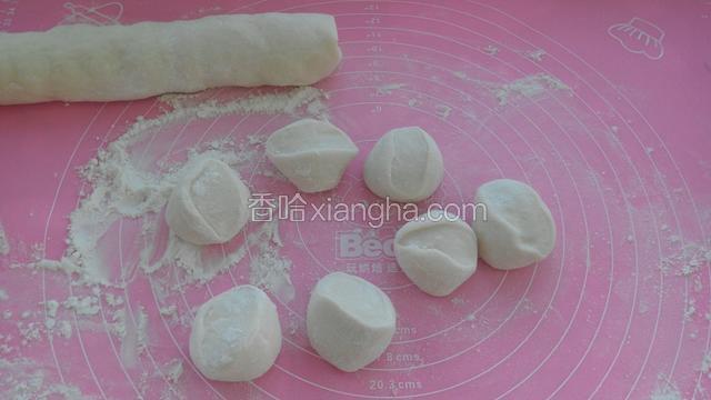 把面团揉匀后切成均匀的剂子，要比饺子的剂子大哦！