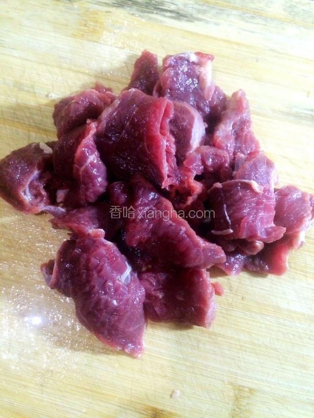 牛肉逆纹切薄片。