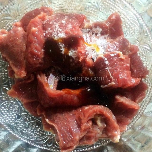 将牛肉装入碗中，倒入适量料酒、生抽、加入蚝油、鸡蛋清，搅拌均匀。