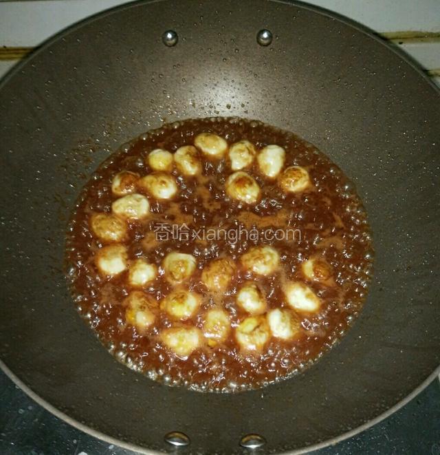 料汁开锅后倒入鹌鹑蛋翻炒