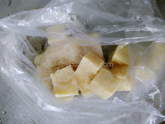 冻豆腐，没有卖，可以自己把鲜豆腐切成块，放在冰箱冷冻层冷冻！