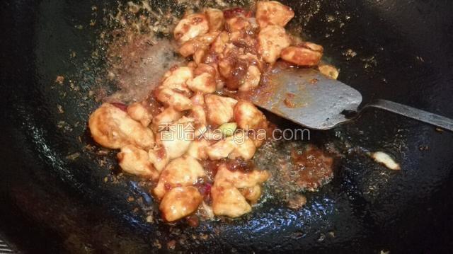 倒入鸡肉翻炒均匀加入豆瓣酱，生抽大火翻炒！