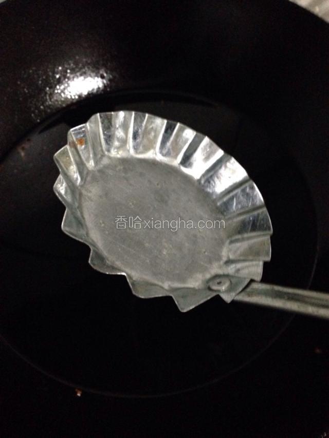 锅里加入多一些的食用油烧热，准备好做萝卜丝饼的小工具。
如果没有这个工具就用手捏一块饼。