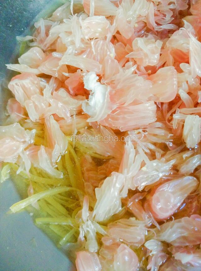 把碎果肉和柚子皮丝倒入锅中（不能是铁锅）、加入冰糖，加入大约50ML水，约一小碗左右。大火煮开后改小火熬煮，期间用木勺不时搅动，以免粘锅。约一小时后， 看锅内柚子酱变粘稠，用勺子划过时果肉不立即合拢， 即可关火待凉。