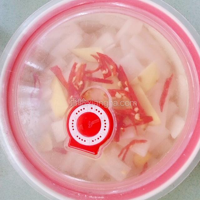 入冰箱腌制一晚即可。