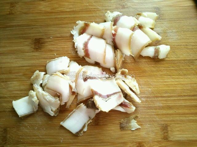 腊肉切薄片。