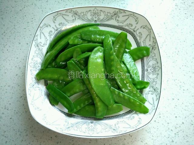 捞出过冷水，再控干。