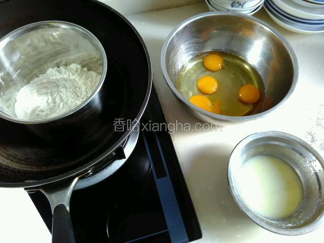 全蛋倒入无水无油的盘内，蜂蜜，和砂糖一起倒入全蛋液中
低粉称重放入容器内
牛奶和花生油混合均匀待用