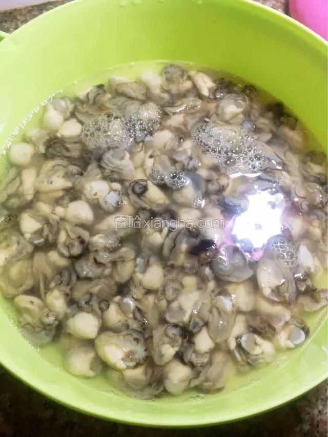 海蛎把壳和杂质洗干净，沥干水。（海蛎最好不要买太大颗，否则不容易煎熟）
