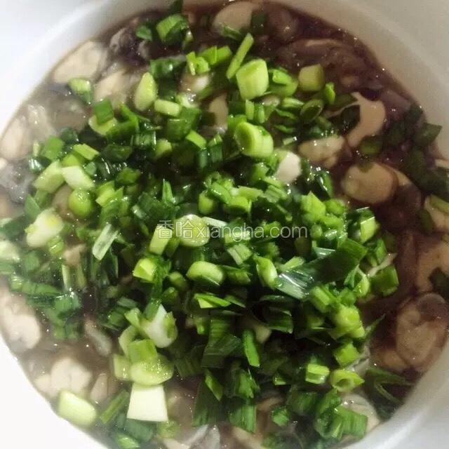 把切碎的蒜苗倒入腌制好的海蛎里面，将所有食材搅拌均匀。