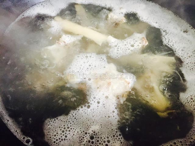 大火烧沸，产生大量浮沫后转中火再煮两分钟。