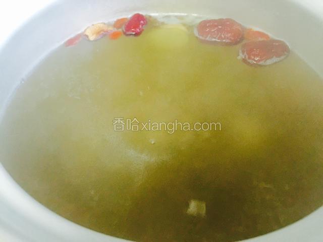 烧沸后，滴几滴香醋，加适量黄酒，然后加盖大火炖煮。煮开后，转小火慢炖。