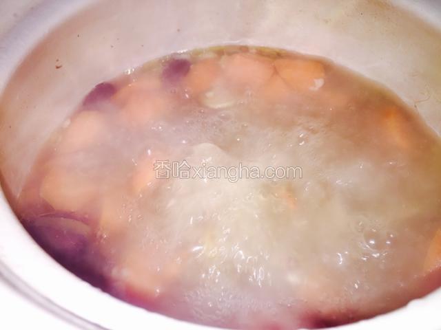约两小时后，放入胡萝卜继续炖煮。