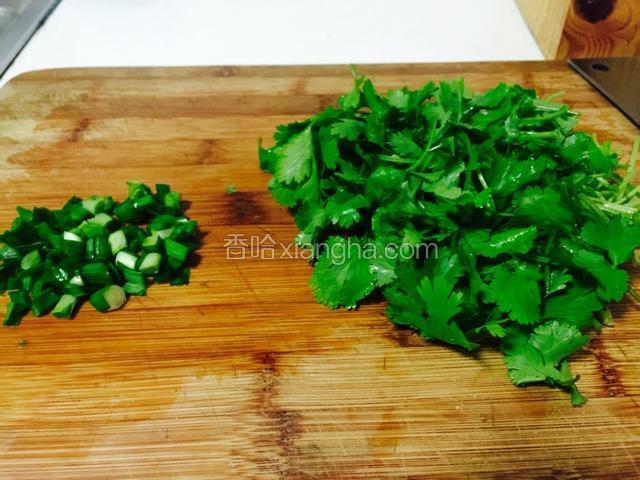 香菜和蒜苗切末待用。