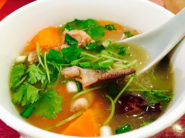 大约三小时后，汤炖制好，撒适量白胡椒粉，起锅装盆，撒上香菜和蒜面末即可。