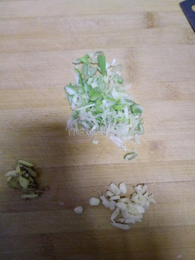 切葱末，蒜末，姜