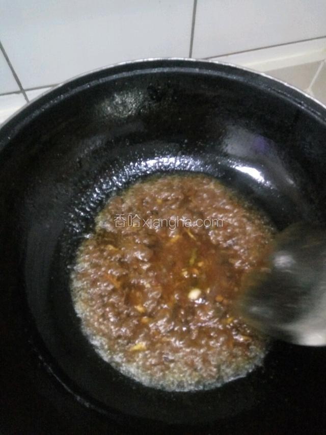 见葱末变色！放备料炒制！