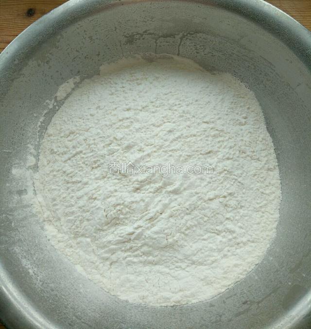 面粉放入盐，白糖