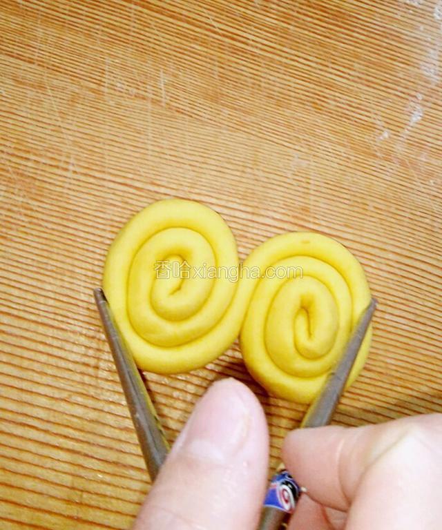 拿筷子在中间夹一下