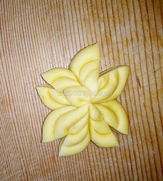 依次剪好剩下的花瓣