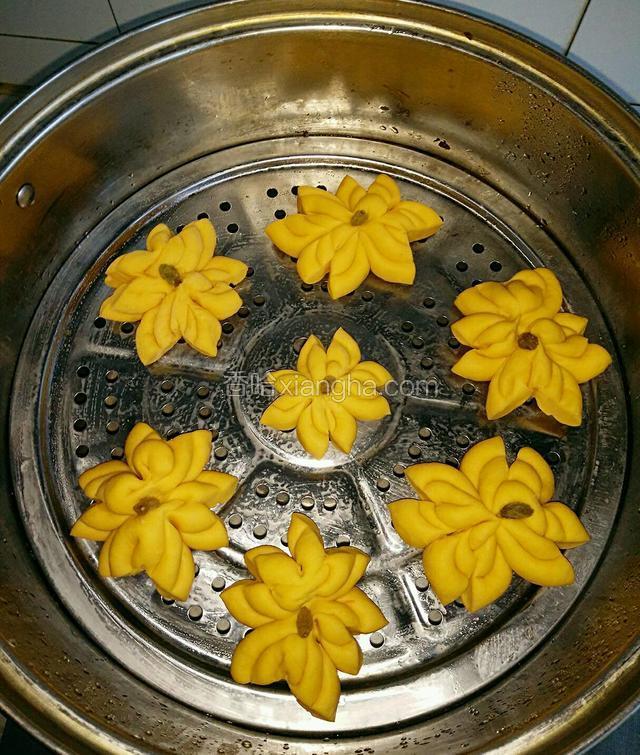 二次醒发15分钟，凉水上锅蒸，水开后蒸20分钟关火焖3+5分钟出锅